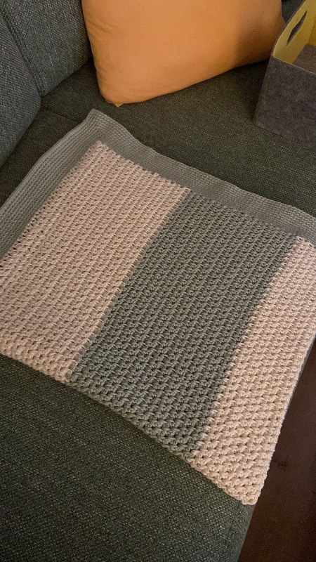 Häkelanleitung Decke mit versetztem Lochmuster