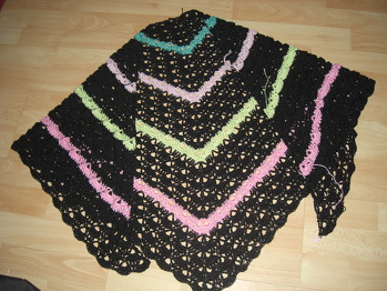 noch nicht ganz fertig, aber trotzdem schon sehenswert. wird mir sicher an kühlen Sommerabenden die Schultern wärmen.
Tolle Anleitung! Danke!