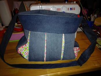 Hab mir ein eigenes Schnittmuster gemacht und etwas Upcycling betrieben. Heraus gekommen ist meine Lieblingstasche, auf die ich heute (nach 3 Jahren) immer noch sehr stolz bin :-)