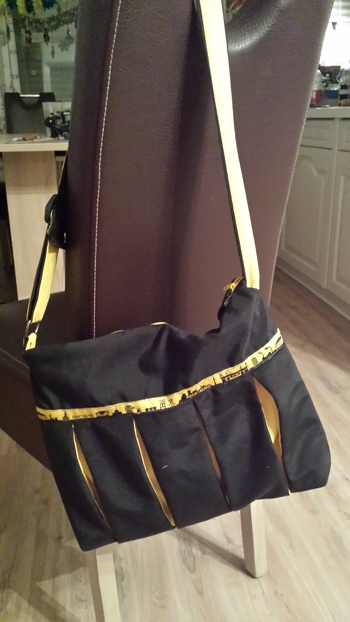 Die zu nähen hat mal richtig Spaß gemacht.
Als ich das Webband im Internet gesehen habe, wusste ich, hatte ich diese Tasche im Kopf!
Anleitung ist es ja nicht, sondern nur Maße,aber durch das Video von pattydoo toll umzusetzen.
Beim Träger musste ich nur etwas tüfteln.