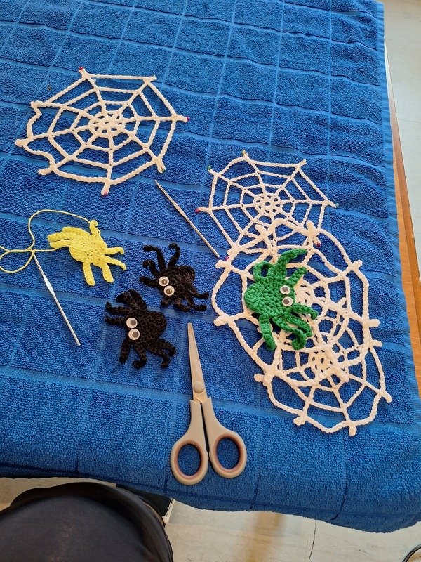 Applikation Spinnennetz und Spinne „Blacky“ Häkelanleitung Spinnwebe häkeln