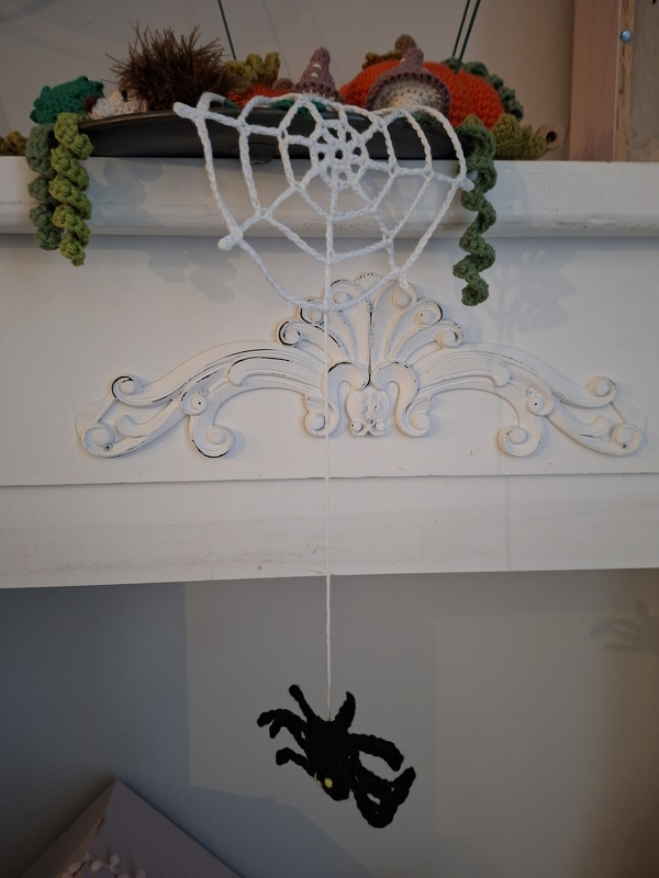 Applikation Spinnennetz und Spinne „Blacky“ Häkelanleitung Spinnwebe häkeln