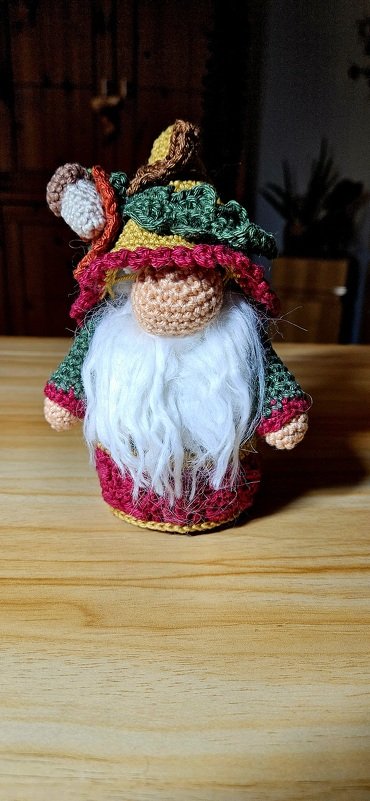 Crochet pattern autumn gnome with oak leaves and acorns