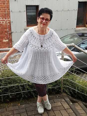 Verwendet habe ich eine Nadelstärke Nr. 3 und ca. 550 g mercerisierte Baumwolle alize miss, LL 280m auf 50 g und mich an Tatty´s A-Linie versucht. Wenn man nur 157 cm groß ist wie ich, häkelt man einfach weniger Reihen ab Achsel. :)