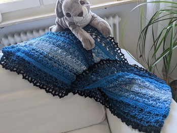 Hey - mein erster Möbius! Ich bin begeistert und plane natürlich (wie immer eigentlich bei den Anleitungen von Stella) bereits das nächste Exemplar als Geschenk für eine Freundin. Die Handstulpen als Bonus sind auch sehr schön, tolle Idee! Die Anleitung ist wieder sehr gut ausgearbeitet und häkelt sich 