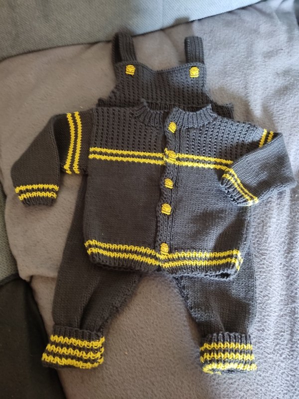 Strickanleitung Babyjäckchen und Latzhose Rabauke in den Größen 50 bis 80,