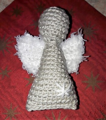 Super erklärt und schnell gehäkelt. Habe diesen Schutzengel für meine Enkelin gehäkelt, die es z.Zt. nicht einfach hat. Als kleines Mitbringsel von Herzen ideal.