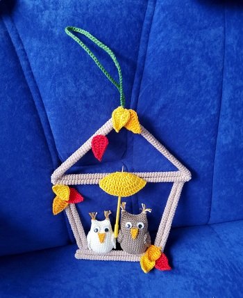 So nun ist das Eulenhäuschen fertig. Super beschrieben. Der große Vorteil ist das man die Stäbe überall häkeln kan man braucht nach dem Ersten keine Anleitung mehr. So hab ich im Wartezimmer beim Doktor und auf einer Autofahrt gehäkelt... nur die Sache mit dem zusammenbauen ist ein bißchen schwierig.  Ich hab es dann geklebt. Durch den Schaschlickspieß in der Mitte war das zusammen nähen schwierig. Aber nun fertig sieht es doch ganz putzig aus.