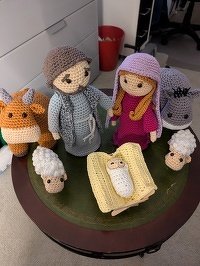 Hat alles super geklappt. Ich habe die Figuren mal mit doppeltem Garn gehäkelt und ihr erkennt den gewaltigen Unterschied. Die Krippe habe ich aus Eisstäbchen und Heißkleber gebastelt und das Heu habe ich durch eine hellgelbe Decke ersetzt. Die Tagespflege in unserem Dorf hat sich wahnsinnig über die Figuren gefreut. Nochmals vielen Dank für die tolle Anleitung