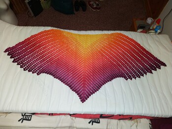 Hat sehr viel Spaß gemacht. Verbrauch knapp 1300 m/4-fädig. Spannweite an der breitesten Stelle 1,60 m, Mitte bis Spitze 77 cm.