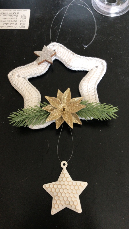 Crochet star hanging decoration - super easy and fast - from scraps of yarn