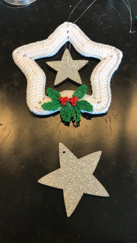 Crochet star hanging decoration - super easy and fast - from scraps of yarn