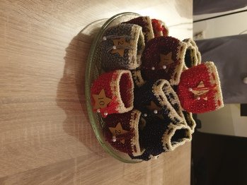 Ich habe den Adventskalender Gehäkelt, allerdings die Säckchen ein wenig abgewandelt von der Form. Falls es dadurch nicht gestattet ist es Hoch zu Laden bitte ich dich Schnuckelina es einfach zu Löschen.
Es war eine Grandiose Idee so eine Anleitung zu Schreiben von Dir. Kann man jedes Jahr wieder verwenden,