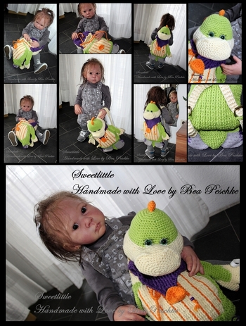 Danke , für diese geniale Anleitung !!!
Der Rucksack ist ein absoluter hingucker ... mein Reborntoddler ( von mir rebornt )  *klein Jessy * präsentiert hier den zauberhaften Dino !!!