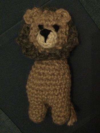 Habe etwas dickeres Garn verwendet, so wurde der Löwe etwa 15 cm groß. Vielen Dank für die Anleitung.