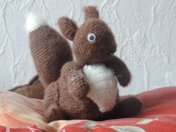 Das ist mein Eichhörnchen Speedy. Hoffe das er Ihnen gefällt.