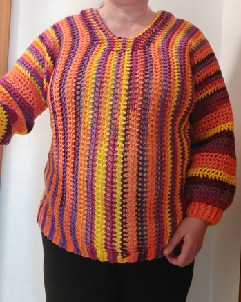 Für diesen Pulli gabe ich Elemente aus dem Fledermauspulli (Bündchen und Halsausschnitt) genutzt und individuell angepasst. Die Ärmel habe ich diesmal gerade gehäkelt. Der ganze Pulli ist im einfachen Netzmuster, Stäbchen und Luftmasche im Wechsel. Garn ist das Horizon von hobbii.de.