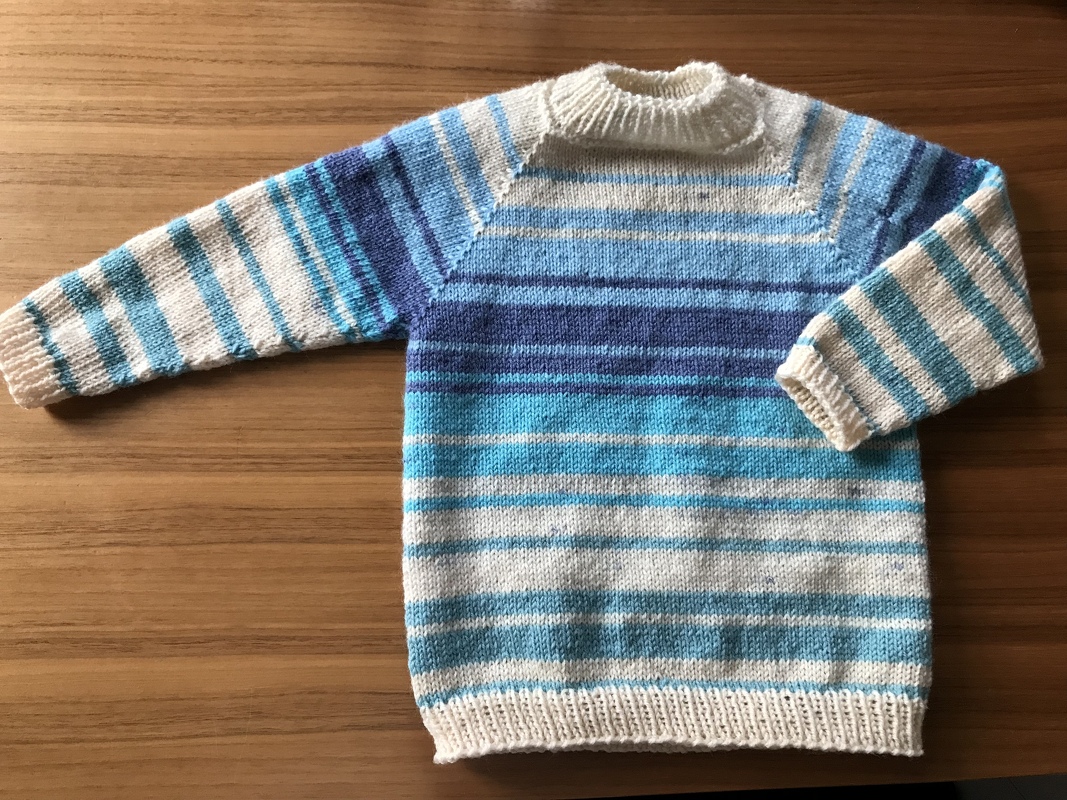 Raglanpulli der Erste mit Streifen gestrickt