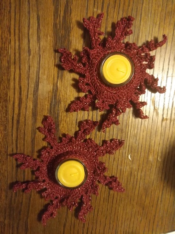 Ich bin Häkelanfängerin. Eine Freundin fordert mich aus der Komfortzone heraus zu treten.
Nach dem 5 Anlauf (beim ersten sagte man mir es sähe aus wie ein Virus) sehen meine Exemplare jetzt so aus.