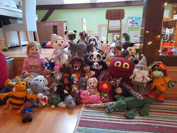 Enkelkind ist links.
Meine Schwiegertochter hat mir noch nicht gekündigt!
Alle Tiere\Figuren sind mit gehäkelten Augen, haben keine aufgeklebten Flächen und sind Waschbar.......Kindersicher !!