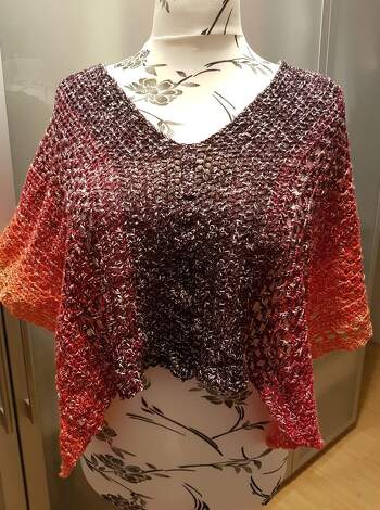 Sehr schönes Teil! Ich habe 2x150g 4fädigen Bobbel von Traumgarn verwendet. Ist dünner, aber ich habe einfach ein paar Mustersätze wiederholt. Machte echt Spaß es zu häkeln!