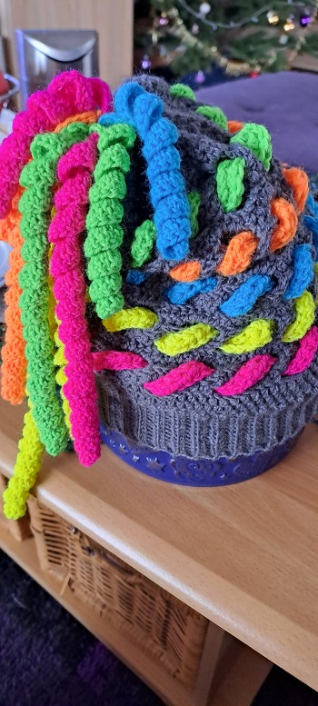 Die Anleitung und das Aussehen der Mütze ist spitzenmässig. Herzlichen Dank für diese Anleitung.