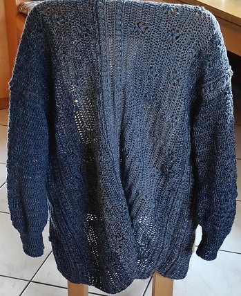 Eine tolle Anleitung, die wirklich leicht an verschiedene Größen bzw. Wollstärken anzupassen ist. Als ich das mit den Blumen raus hatte, war es ganz leicht. Danke.