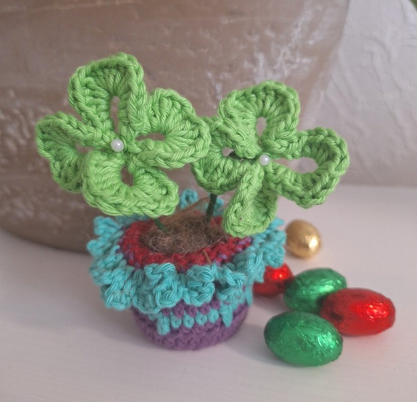 Good luck clover in flower pot – crochet pattern