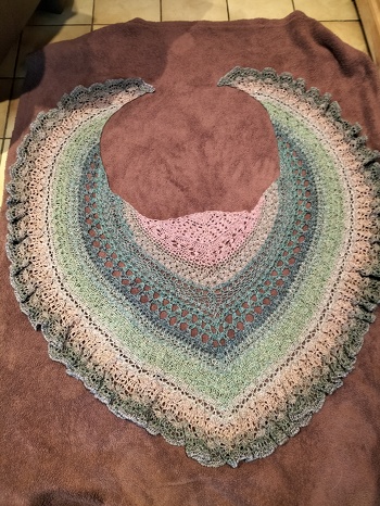 Der Adventskalender-CAL hat richtig Spaß gemacht. Die Anleitung ist ausführlich und es gibt zu jedem Abschnitt auch eine Häkelschrift. Ich häkele schon länger und hatte überhaupt keine Probleme mit der Beschreibung. Mein Garn war 3-fädig und ich habe mit Nd. 3 gehäkelt. Danke für diese schöne Anleitung.