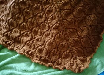 Sehr schönes Tuch Mit etwas Konzentratio beim Stricken auch fernsehtauglich. Ich habe 2 Knäuel Winterglow von Hobby verwendet insgesamt 700 m Lauffähige