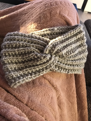 Mit der einfach nachzuvollziehenden Anleitung war dieses Stirnband sehr schnell gemacht. Es sitzt nicht zu stramm, nicht zu locker und macht genau was es soll - die Öhrchen schön warm halten. :)