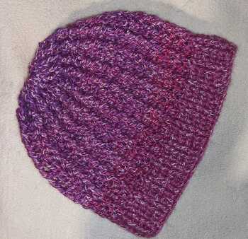 Die Anleitung ist Klasse! Diese Mütze habe ich schon mehrfach gehäkelt. Mir gefällt auch, dass es ein ganzes Set gibt mit Schalkragen und Stulpen und Tuch.