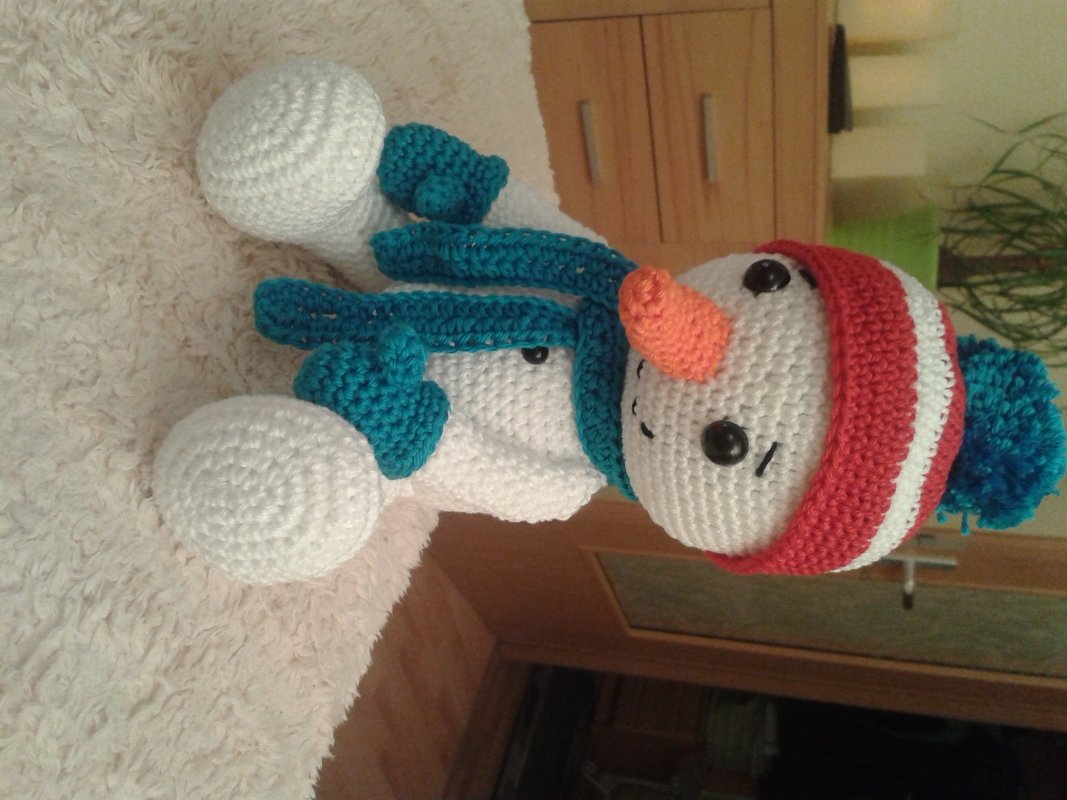 Schneemann mit Handschuhen Häkelanleitung