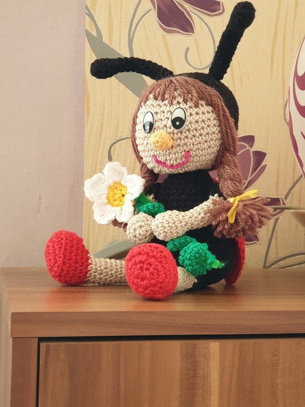 Marienkäfer Katy mit Blume