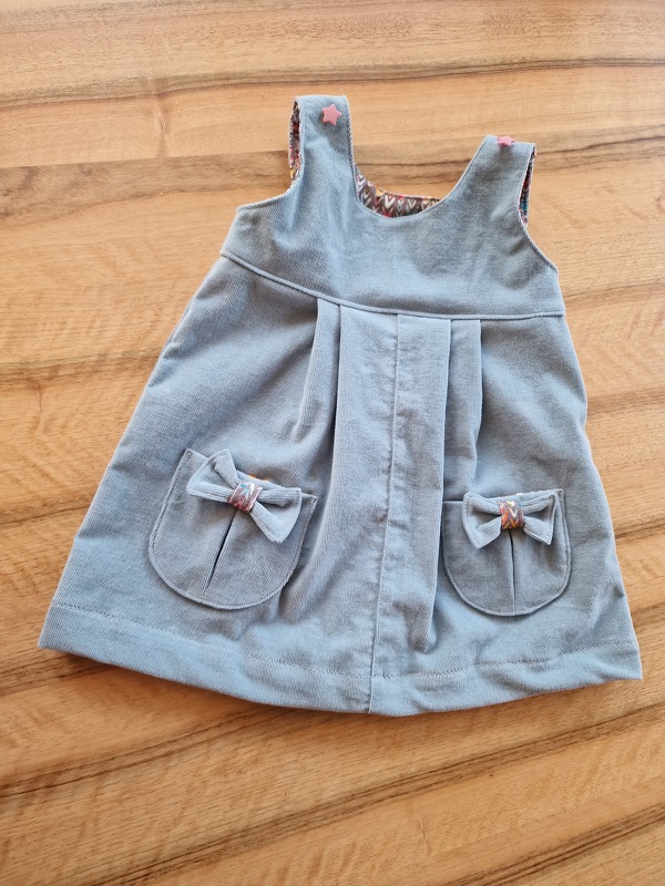 Schnitt und Anleitung Trägerkleid mit Schleifen-Tasche 74-122