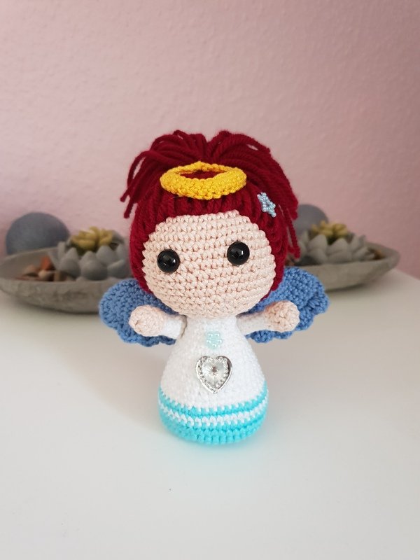 Engel mit kleinen Weihnachtsbäumen