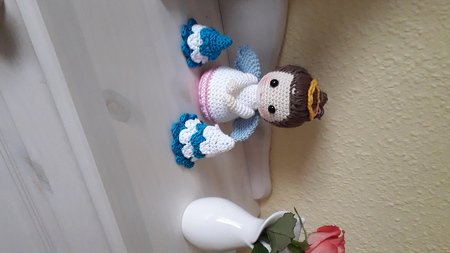 Engel mit kleinen Weihnachtsbäumen