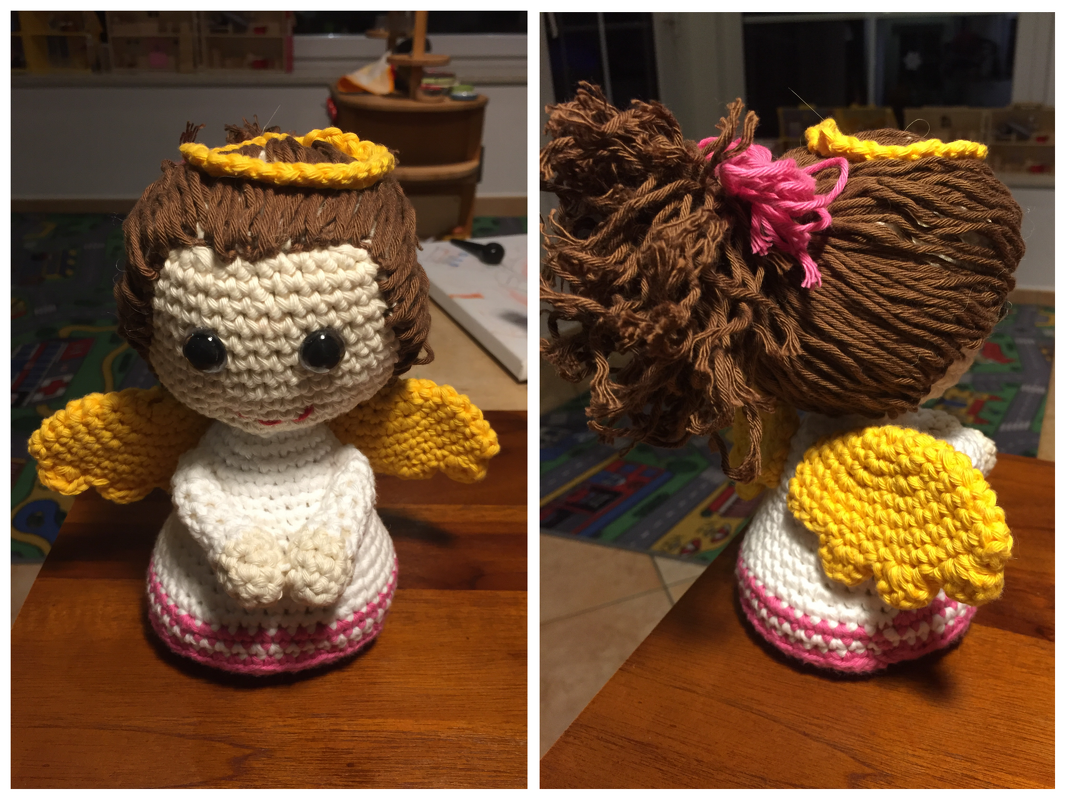 Engel mit kleinen Weihnachtsbäumen