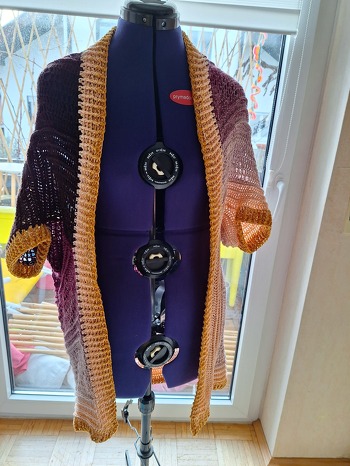 Seelenwärmer Eevi von morben design. Das Garn ist von lady dees traumgarne..Adventskalenderbobbel Wunschwicklung, 4 fädig, Verbrauch1500m