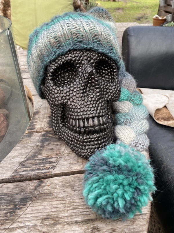 GESTRICKTE Mütze LUKAS mit geflochtenen Zopf