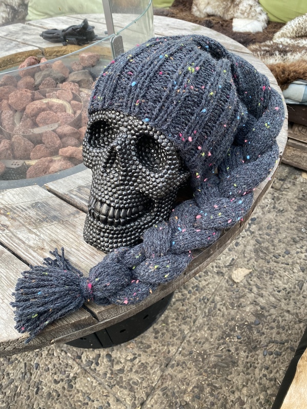 GESTRICKTE Mütze LUKAS mit geflochtenen Zopf