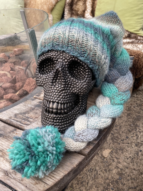 GESTRICKTE Mütze LUKAS mit geflochtenen Zopf