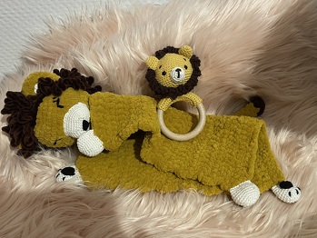 Baby Rassel war einfach zu häkeln. 😊 Ich habe dazu noch ein passendes Schmusetuch von Susanne Beissmann gehäkelt. 😊