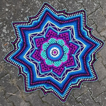 Muss noch gebadet und gedämpft werden, sieht aber so schon toll aus! Die Quasten fehlen hier absichtlich, aber eine zweite Decke ist schon in Arbeit, die dann welche bekommt. Mit Perlgarn gehäkelt. Danke für die super Anleitung!