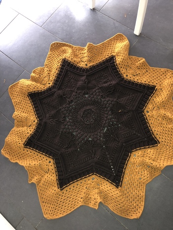 Wieder eine Anleitung von unserem Perlchen die mich so sehr am Leben hält. Ich danke dir für diese tolle Arbeit und alles andere auch. Diese Anleitung verdient 100 Sterne. Diese schöne Decke kann jeder häkeln. Eben eine echte Petra Perle!! Danke dir.