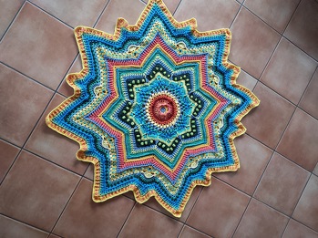 Ich habe schon 3 Decken gemacht nach dieser wunderbaren Anleitung, jede etwas abgeändert. Vielen Dank, es macht mir Spass mit den Farben und Mustern zu spielen.