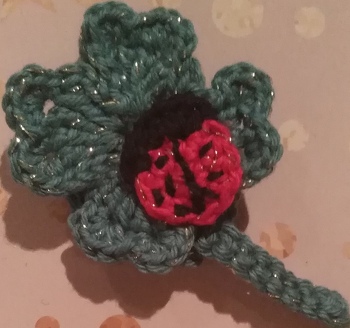 mit gehäkeltem Marienkäfer