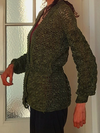 Ich habe die Jacke mit 4 1/2 Knäuel der angegebenen Wolle in Gr. 34 gehäkelt... und noch zwei Schlaufen und ein Bindeband gehäkelt. Das Häkeln hat viel Spaß gemacht, die Jacke ist super bequem und ein absolutes Lieblingsstück!