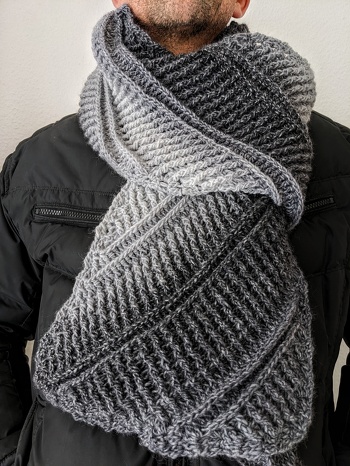 Es hat viel Spaß gemacht. 🤩 Verwendet habe ich die Gomitolo Versione von Lana Grossa, wie in der Anleitung erwähnt. Der Schal ist 25x200 cm groß und ohne Fransen.