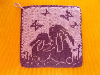 Der Waschlappen für die Enkelin zu Ostern ließ sich super stricken. Ich hab nur einen einfachen Rand angehäkelt und finde das so auch sehr schön.